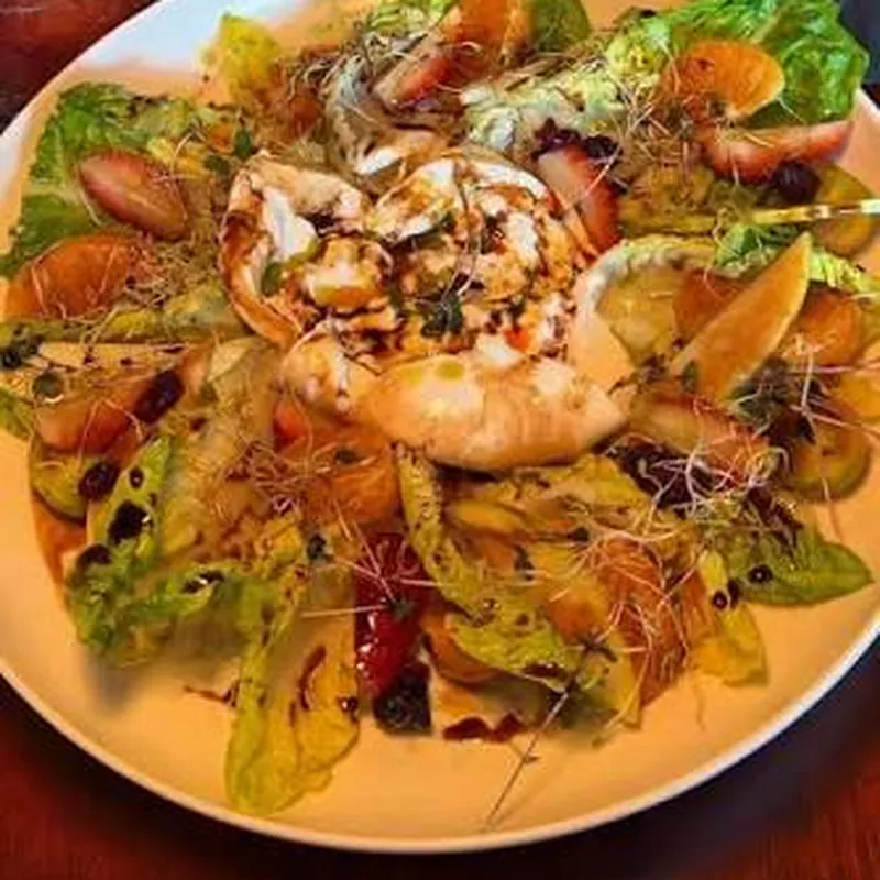 Foto de Ensalada de burrata y frutas