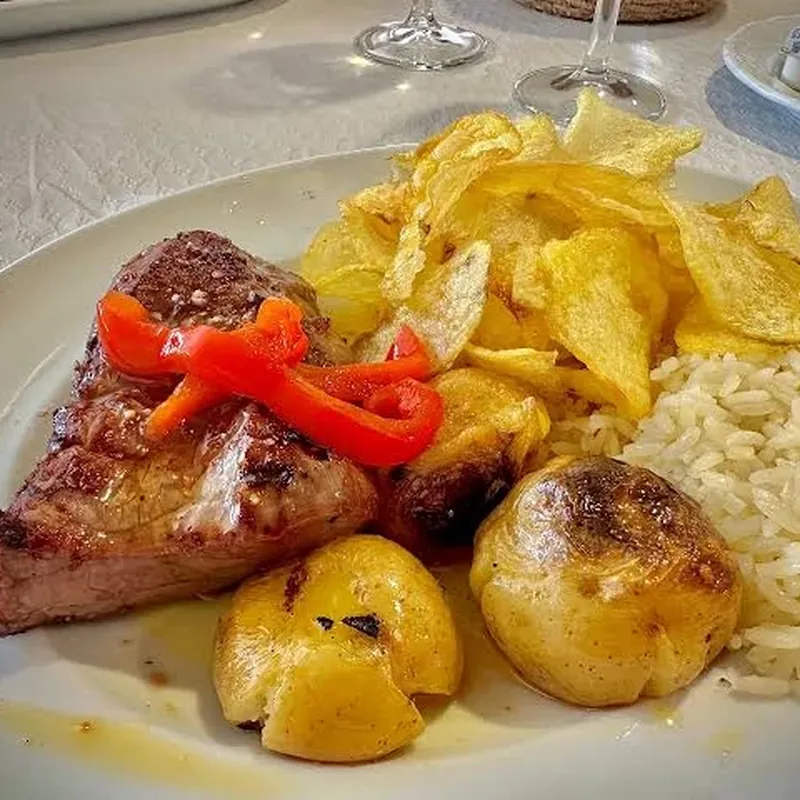 Foto de Lomo a la parrilla con papas y arroz